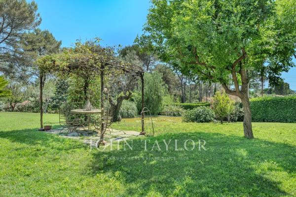 Mougins, superbe néo provençale dans un domaine fermé