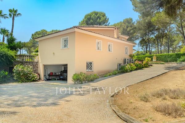 Mougins, superbe néo provençale dans un domaine fermé