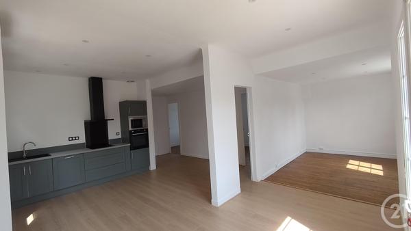 Maison à vendre  5 pièces - 82,34 m 2   SAINTES  - 17