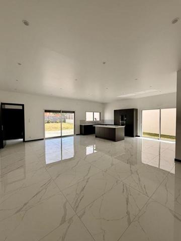 EXCLUSIVITÉ  Élégante villa contemporaine de plain-pied aux prestations premium