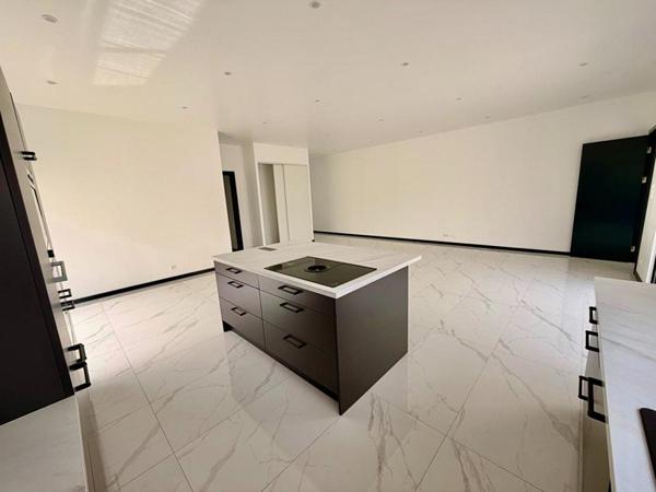 EXCLUSIVITÉ  Élégante villa contemporaine de plain-pied aux prestations premium