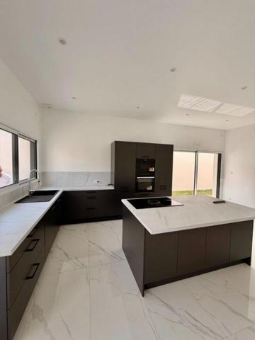 EXCLUSIVITÉ  Élégante villa contemporaine de plain-pied aux prestations premium