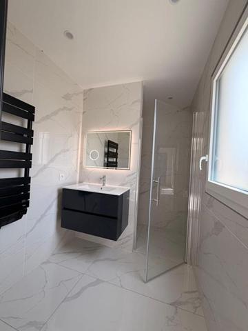 EXCLUSIVITÉ  Élégante villa contemporaine de plain-pied aux prestations premium