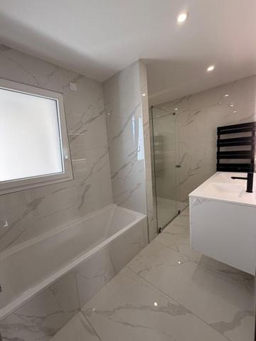 EXCLUSIVITÉ  Élégante villa contemporaine de plain-pied aux prestations premium