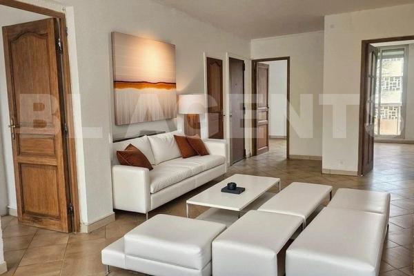 Appartement T4/5 de 77 m², au calme, vue dégagée sur les massifs, proche de toutes commodités