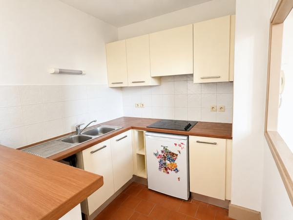 CARCASSONNE , dans un Hôtel particulier entièrement réhabilité du centre ville, sur cour, trés bel appartement