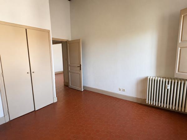CARCASSONNE , dans un Hôtel particulier entièrement réhabilité du centre ville, sur cour, trés bel appartement