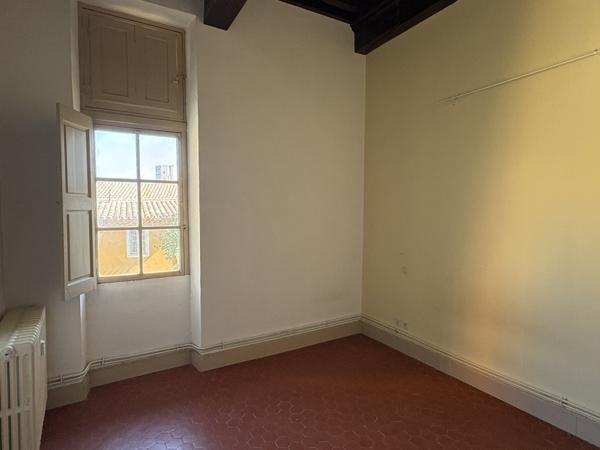CARCASSONNE , dans un Hôtel particulier entièrement réhabilité du centre ville, sur cour, trés bel appartement