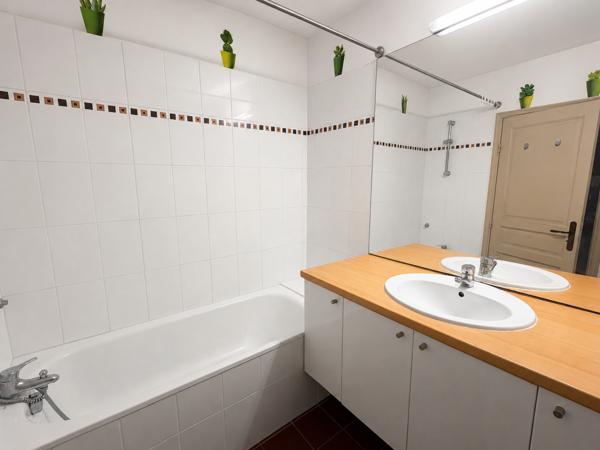 CARCASSONNE , dans un Hôtel particulier entièrement réhabilité du centre ville, sur cour, trés bel appartement