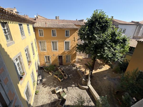 CARCASSONNE , dans un Hôtel particulier entièrement réhabilité du centre ville, sur cour, trés bel appartement