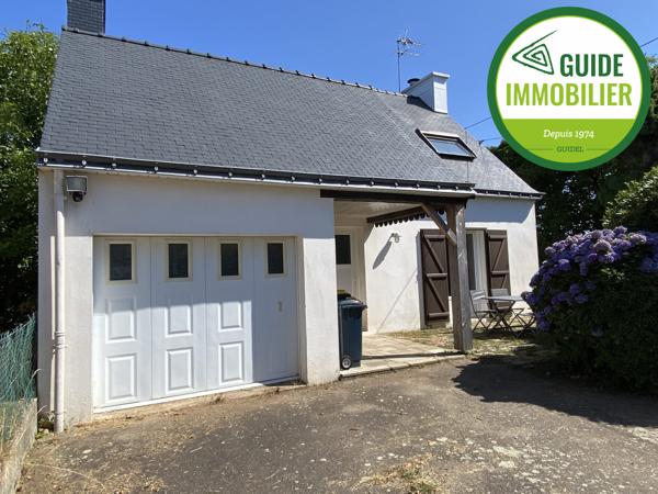 SOUS COMPROMIS DE VENTE. MAISON AVEC TROIS CHAMBRES AU CENTRE-VILLE DE GUIDEL
