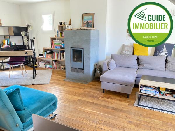 SOUS COMPROMIS DE VENTE. MAISON AVEC TROIS CHAMBRES AU CENTRE-VILLE DE GUIDEL