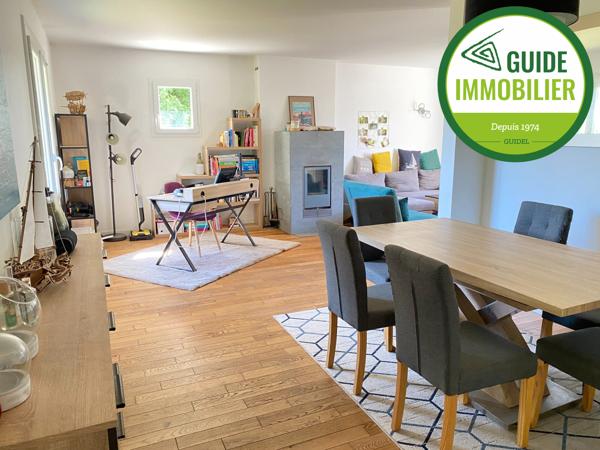 SOUS COMPROMIS DE VENTE. MAISON AVEC TROIS CHAMBRES AU CENTRE-VILLE DE GUIDEL