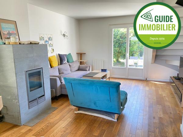 SOUS COMPROMIS DE VENTE. MAISON AVEC TROIS CHAMBRES AU CENTRE-VILLE DE GUIDEL
