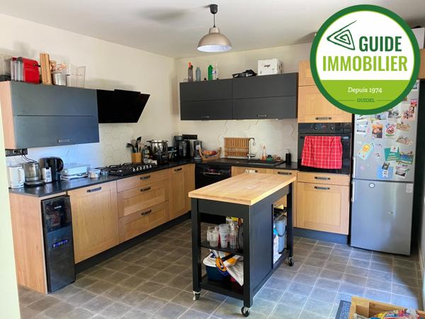 SOUS COMPROMIS DE VENTE. MAISON AVEC TROIS CHAMBRES AU CENTRE-VILLE DE GUIDEL