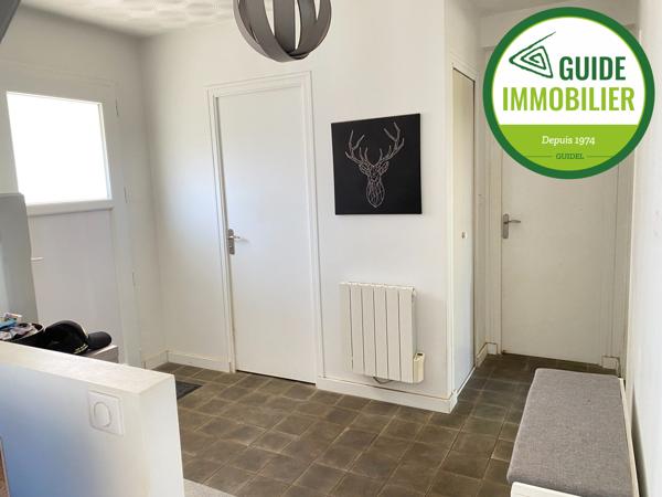 SOUS COMPROMIS DE VENTE. MAISON AVEC TROIS CHAMBRES AU CENTRE-VILLE DE GUIDEL