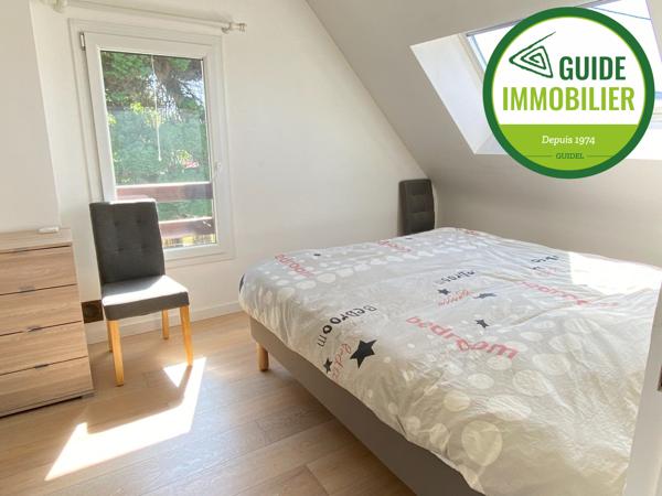 SOUS COMPROMIS DE VENTE. MAISON AVEC TROIS CHAMBRES AU CENTRE-VILLE DE GUIDEL