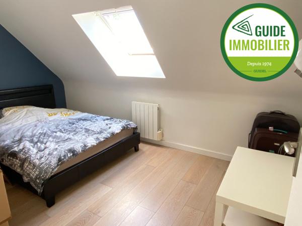 SOUS COMPROMIS DE VENTE. MAISON AVEC TROIS CHAMBRES AU CENTRE-VILLE DE GUIDEL