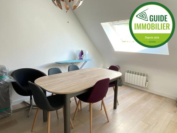 SOUS COMPROMIS DE VENTE. MAISON AVEC TROIS CHAMBRES AU CENTRE-VILLE DE GUIDEL