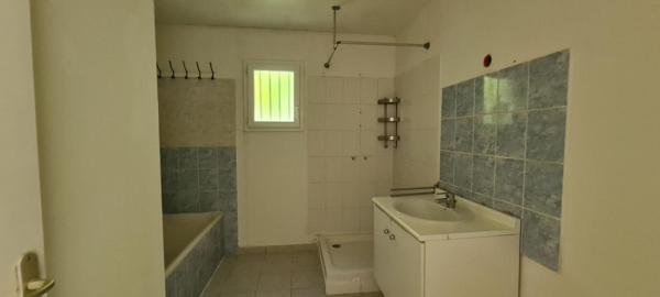 Maison Gorges 4 P . 3 Chs . 82.30 M² . T 1315 M² . Garage . Terrasse