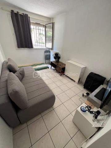 Nouvelle EXCLUSIVITÉ de votre conseiller immobilier BSK IMMOBILIER !!! 

Vous souhaitez investir à Nice pour moins de 100 000 €, vous êtes au bon endroit ! 

Situé sur le secteur Parc Impérial / Le Piol, à proximité des commerces, transports et commodités.
Découvrez ce studio d'environ 20 m² situé au 1er étage avec ascenseur d'une copropriété des années 1970.

Fonctionnel et bien entretenu, l'appartement se compose d'une entrée, d'une kitchenette, d'une pièce de vie ainsi que d'une salle de bains.

Le studio est en bon état général et ne nécessite pas de travaux particuliers. 
Il bénéficie de fenêtres PVC double vitrage ainsi que d'un chauffage collectif au gaz de ville.

Actuellement loué 500 € hors charges par mois, cet appartement représente une opportunité intéressante pour un investissement locatif, avec une rentabilité brute supérieure à 6 % sur la base du prix de vente affiché.

L’emplacement de cet appartement ainsi que sa rentabilité locative sauront vous séduire !

A votre disposition afin d’échanger sur ce bien et d’organiser une visite.