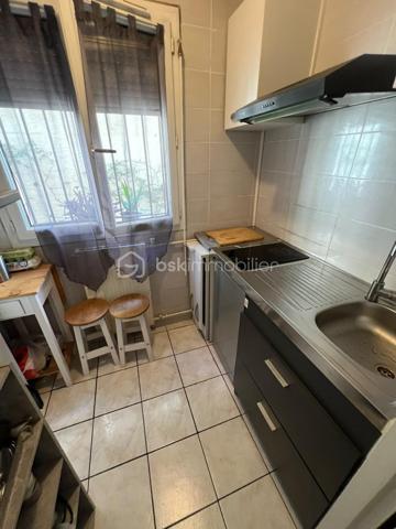 Nouvelle EXCLUSIVITÉ de votre conseiller immobilier BSK IMMOBILIER !!! 

Vous souhaitez investir à Nice pour moins de 100 000 €, vous êtes au bon endroit ! 

Situé sur le secteur Parc Impérial / Le Piol, à proximité des commerces, transports et commodités.
Découvrez ce studio d'environ 20 m² situé au 1er étage avec ascenseur d'une copropriété des années 1970.

Fonctionnel et bien entretenu, l'appartement se compose d'une entrée, d'une kitchenette, d'une pièce de vie ainsi que d'une salle de bains.

Le studio est en bon état général et ne nécessite pas de travaux particuliers. 
Il bénéficie de fenêtres PVC double vitrage ainsi que d'un chauffage collectif au gaz de ville.

Actuellement loué 500 € hors charges par mois, cet appartement représente une opportunité intéressante pour un investissement locatif, avec une rentabilité brute supérieure à 6 % sur la base du prix de vente affiché.

L’emplacement de cet appartement ainsi que sa rentabilité locative sauront vous séduire !

A votre disposition afin d’échanger sur ce bien et d’organiser une visite.