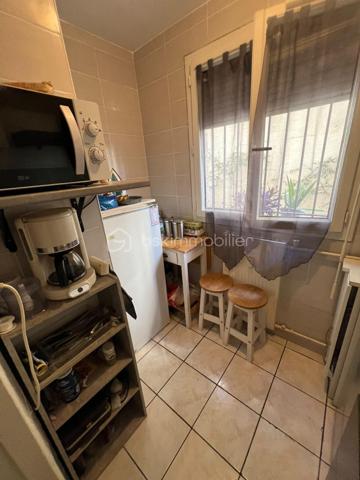 Nouvelle EXCLUSIVITÉ de votre conseiller immobilier BSK IMMOBILIER !!! 

Vous souhaitez investir à Nice pour moins de 100 000 €, vous êtes au bon endroit ! 

Situé sur le secteur Parc Impérial / Le Piol, à proximité des commerces, transports et commodités.
Découvrez ce studio d'environ 20 m² situé au 1er étage avec ascenseur d'une copropriété des années 1970.

Fonctionnel et bien entretenu, l'appartement se compose d'une entrée, d'une kitchenette, d'une pièce de vie ainsi que d'une salle de bains.

Le studio est en bon état général et ne nécessite pas de travaux particuliers. 
Il bénéficie de fenêtres PVC double vitrage ainsi que d'un chauffage collectif au gaz de ville.

Actuellement loué 500 € hors charges par mois, cet appartement représente une opportunité intéressante pour un investissement locatif, avec une rentabilité brute supérieure à 6 % sur la base du prix de vente affiché.

L’emplacement de cet appartement ainsi que sa rentabilité locative sauront vous séduire !

A votre disposition afin d’échanger sur ce bien et d’organiser une visite.