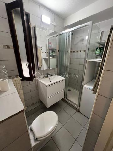 Nouvelle EXCLUSIVITÉ de votre conseiller immobilier BSK IMMOBILIER !!! 

Vous souhaitez investir à Nice pour moins de 100 000 €, vous êtes au bon endroit ! 

Situé sur le secteur Parc Impérial / Le Piol, à proximité des commerces, transports et commodités.
Découvrez ce studio d'environ 20 m² situé au 1er étage avec ascenseur d'une copropriété des années 1970.

Fonctionnel et bien entretenu, l'appartement se compose d'une entrée, d'une kitchenette, d'une pièce de vie ainsi que d'une salle de bains.

Le studio est en bon état général et ne nécessite pas de travaux particuliers. 
Il bénéficie de fenêtres PVC double vitrage ainsi que d'un chauffage collectif au gaz de ville.

Actuellement loué 500 € hors charges par mois, cet appartement représente une opportunité intéressante pour un investissement locatif, avec une rentabilité brute supérieure à 6 % sur la base du prix de vente affiché.

L’emplacement de cet appartement ainsi que sa rentabilité locative sauront vous séduire !

A votre disposition afin d’échanger sur ce bien et d’organiser une visite.