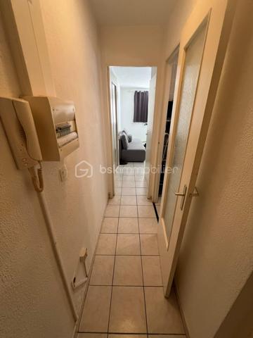 Nouvelle EXCLUSIVITÉ de votre conseiller immobilier BSK IMMOBILIER !!! 

Vous souhaitez investir à Nice pour moins de 100 000 €, vous êtes au bon endroit ! 

Situé sur le secteur Parc Impérial / Le Piol, à proximité des commerces, transports et commodités.
Découvrez ce studio d'environ 20 m² situé au 1er étage avec ascenseur d'une copropriété des années 1970.

Fonctionnel et bien entretenu, l'appartement se compose d'une entrée, d'une kitchenette, d'une pièce de vie ainsi que d'une salle de bains.

Le studio est en bon état général et ne nécessite pas de travaux particuliers. 
Il bénéficie de fenêtres PVC double vitrage ainsi que d'un chauffage collectif au gaz de ville.

Actuellement loué 500 € hors charges par mois, cet appartement représente une opportunité intéressante pour un investissement locatif, avec une rentabilité brute supérieure à 6 % sur la base du prix de vente affiché.

L’emplacement de cet appartement ainsi que sa rentabilité locative sauront vous séduire !

A votre disposition afin d’échanger sur ce bien et d’organiser une visite.