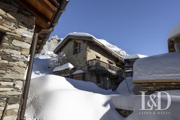 Opportunité rare :Chalet historique de 1780 à Tignes — 150 m², charme & modernité