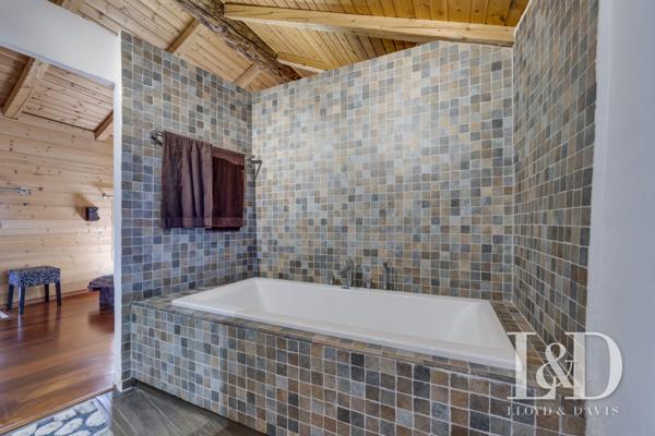 Opportunité rare :Chalet historique de 1780 à Tignes — 150 m², charme & modernité