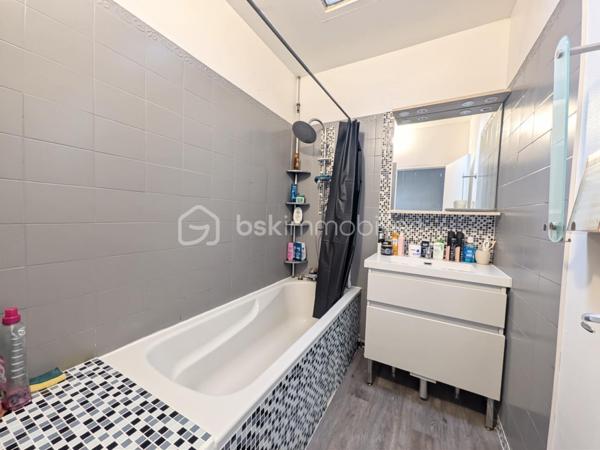 Avec une  rénovation déjà engagée, à finaliser selon vos envies, découvrez ce bien situé à seulement 10 minutes de Mirande et 25 minutes d'Auch.
Cette maison du début du XIXe siècle a déjà fait l’objet d’un début de rénovation, laissant aujourd’hui la possibilité aux futurs acquéreurs de terminer le projet à leur goût.

Elle développe environ 150 m² habitables et conserve de nombreux éléments de caractère : pierre apparente, poutres, cheminées et des volumes intéressants. Les murs en pierre de près de 60 cm d'épaisseur apportent tout le cachet et l'inertie thermique recherchés dans les maisons anciennes.

Au rez-de-chaussée : Un hall d'entrée, une grande pièce de vie avec cuisine ouverte, un salon avec cheminée, des WC séparés et un garage carrelé.
À l’étage : Trois chambres, une salle d'eau et un espace complémentaire à repenser.

EXTERIEURS ET DEPENDANCES :

Parcelle de 930 m² organisée autour de la maison, avec jardin en façade et sur le côté, un hangar (+80 m2), et 3 petits espaces de rangement extérieurs


INFORMATIONS TECHNIQUES :

- Toiture remaniée
- Combles isolés
- Fibre installée
- Panneaux rayonnants électriques avec programmateurs neufs
- DPE D


TRAVAUX A PRÉVOIR :

- Remplacement des menuiseries (simple vitrage)
- Assainissement individuel (non conforme)
- Mise à niveau de l'installation électrique
- Finitions




MAISON IDEALE POUR :

- Un projet de résidence principale personnalisée
- Un projet de rénovation
- Les amoureux de l’ancien
- Primo-accédants


LE PLUS : 

Une base déjà partiellement rénovée qui permet de se projeter tout en gardant la liberté d’aménager selon ses envies.
Taxe foncière de 914 € seulement !

📞 Une visite s’impose pour en apprécier tout le potentiel ! Contactez Christel Sonet-Pambrun au 06.10.85.50.94     (Visite virtuelle sur demande)