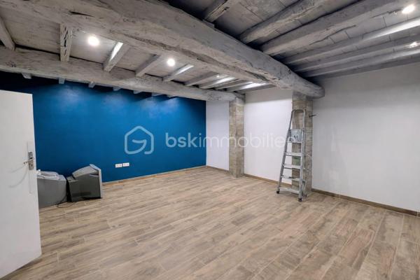 Avec une  rénovation déjà engagée, à finaliser selon vos envies, découvrez ce bien situé à seulement 10 minutes de Mirande et 25 minutes d'Auch.
Cette maison du début du XIXe siècle a déjà fait l’objet d’un début de rénovation, laissant aujourd’hui la possibilité aux futurs acquéreurs de terminer le projet à leur goût.

Elle développe environ 150 m² habitables et conserve de nombreux éléments de caractère : pierre apparente, poutres, cheminées et des volumes intéressants. Les murs en pierre de près de 60 cm d'épaisseur apportent tout le cachet et l'inertie thermique recherchés dans les maisons anciennes.

Au rez-de-chaussée : Un hall d'entrée, une grande pièce de vie avec cuisine ouverte, un salon avec cheminée, des WC séparés et un garage carrelé.
À l’étage : Trois chambres, une salle d'eau et un espace complémentaire à repenser.

EXTERIEURS ET DEPENDANCES :

Parcelle de 930 m² organisée autour de la maison, avec jardin en façade et sur le côté, un hangar (+80 m2), et 3 petits espaces de rangement extérieurs


INFORMATIONS TECHNIQUES :

- Toiture remaniée
- Combles isolés
- Fibre installée
- Panneaux rayonnants électriques avec programmateurs neufs
- DPE D


TRAVAUX A PRÉVOIR :

- Remplacement des menuiseries (simple vitrage)
- Assainissement individuel (non conforme)
- Mise à niveau de l'installation électrique
- Finitions




MAISON IDEALE POUR :

- Un projet de résidence principale personnalisée
- Un projet de rénovation
- Les amoureux de l’ancien
- Primo-accédants


LE PLUS : 

Une base déjà partiellement rénovée qui permet de se projeter tout en gardant la liberté d’aménager selon ses envies.
Taxe foncière de 914 € seulement !

📞 Une visite s’impose pour en apprécier tout le potentiel ! Contactez Christel Sonet-Pambrun au 06.10.85.50.94     (Visite virtuelle sur demande)