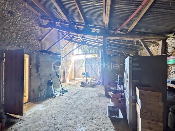 Avec une  rénovation déjà engagée, à finaliser selon vos envies, découvrez ce bien situé à seulement 10 minutes de Mirande et 25 minutes d'Auch.
Cette maison du début du XIXe siècle a déjà fait l’objet d’un début de rénovation, laissant aujourd’hui la possibilité aux futurs acquéreurs de terminer le projet à leur goût.

Elle développe environ 150 m² habitables et conserve de nombreux éléments de caractère : pierre apparente, poutres, cheminées et des volumes intéressants. Les murs en pierre de près de 60 cm d'épaisseur apportent tout le cachet et l'inertie thermique recherchés dans les maisons anciennes.

Au rez-de-chaussée : Un hall d'entrée, une grande pièce de vie avec cuisine ouverte, un salon avec cheminée, des WC séparés et un garage carrelé.
À l’étage : Trois chambres, une salle d'eau et un espace complémentaire à repenser.

EXTERIEURS ET DEPENDANCES :

Parcelle de 930 m² organisée autour de la maison, avec jardin en façade et sur le côté, un hangar (+80 m2), et 3 petits espaces de rangement extérieurs


INFORMATIONS TECHNIQUES :

- Toiture remaniée
- Combles isolés
- Fibre installée
- Panneaux rayonnants électriques avec programmateurs neufs
- DPE D


TRAVAUX A PRÉVOIR :

- Remplacement des menuiseries (simple vitrage)
- Assainissement individuel (non conforme)
- Mise à niveau de l'installation électrique
- Finitions




MAISON IDEALE POUR :

- Un projet de résidence principale personnalisée
- Un projet de rénovation
- Les amoureux de l’ancien
- Primo-accédants


LE PLUS : 

Une base déjà partiellement rénovée qui permet de se projeter tout en gardant la liberté d’aménager selon ses envies.
Taxe foncière de 914 € seulement !

📞 Une visite s’impose pour en apprécier tout le potentiel ! Contactez Christel Sonet-Pambrun au 06.10.85.50.94     (Visite virtuelle sur demande)
