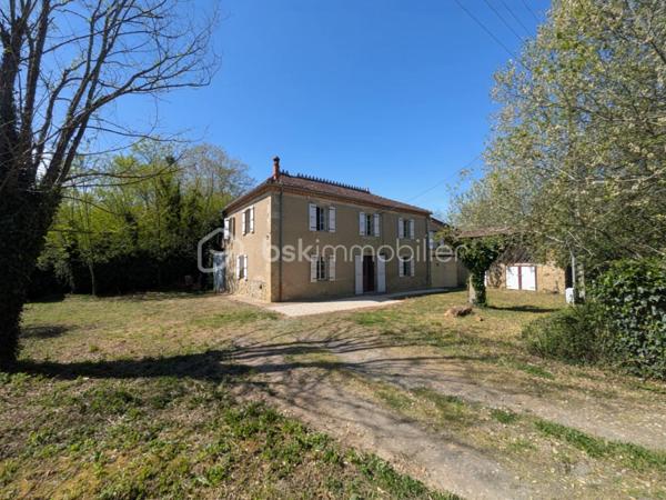 Avec une  rénovation déjà engagée, à finaliser selon vos envies, découvrez ce bien situé à seulement 10 minutes de Mirande et 25 minutes d'Auch.
Cette maison du début du XIXe siècle a déjà fait l’objet d’un début de rénovation, laissant aujourd’hui la possibilité aux futurs acquéreurs de terminer le projet à leur goût.

Elle développe environ 150 m² habitables et conserve de nombreux éléments de caractère : pierre apparente, poutres, cheminées et des volumes intéressants. Les murs en pierre de près de 60 cm d'épaisseur apportent tout le cachet et l'inertie thermique recherchés dans les maisons anciennes.

Au rez-de-chaussée : Un hall d'entrée, une grande pièce de vie avec cuisine ouverte, un salon avec cheminée, des WC séparés et un garage carrelé.
À l’étage : Trois chambres, une salle d'eau et un espace complémentaire à repenser.

EXTERIEURS ET DEPENDANCES :

Parcelle de 930 m² organisée autour de la maison, avec jardin en façade et sur le côté, un hangar (+80 m2), et 3 petits espaces de rangement extérieurs


INFORMATIONS TECHNIQUES :

- Toiture remaniée
- Combles isolés
- Fibre installée
- Panneaux rayonnants électriques avec programmateurs neufs
- DPE D


TRAVAUX A PRÉVOIR :

- Remplacement des menuiseries (simple vitrage)
- Assainissement individuel (non conforme)
- Mise à niveau de l'installation électrique
- Finitions




MAISON IDEALE POUR :

- Un projet de résidence principale personnalisée
- Un projet de rénovation
- Les amoureux de l’ancien
- Primo-accédants


LE PLUS : 

Une base déjà partiellement rénovée qui permet de se projeter tout en gardant la liberté d’aménager selon ses envies.
Taxe foncière de 914 € seulement !

📞 Une visite s’impose pour en apprécier tout le potentiel ! Contactez Christel Sonet-Pambrun au 06.10.85.50.94     (Visite virtuelle sur demande)