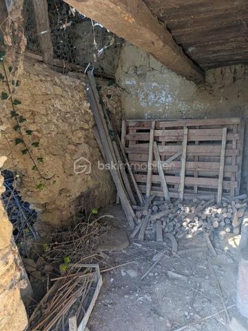 Avec une  rénovation déjà engagée, à finaliser selon vos envies, découvrez ce bien situé à seulement 10 minutes de Mirande et 25 minutes d'Auch.
Cette maison du début du XIXe siècle a déjà fait l’objet d’un début de rénovation, laissant aujourd’hui la possibilité aux futurs acquéreurs de terminer le projet à leur goût.

Elle développe environ 150 m² habitables et conserve de nombreux éléments de caractère : pierre apparente, poutres, cheminées et des volumes intéressants. Les murs en pierre de près de 60 cm d'épaisseur apportent tout le cachet et l'inertie thermique recherchés dans les maisons anciennes.

Au rez-de-chaussée : Un hall d'entrée, une grande pièce de vie avec cuisine ouverte, un salon avec cheminée, des WC séparés et un garage carrelé.
À l’étage : Trois chambres, une salle d'eau et un espace complémentaire à repenser.

EXTERIEURS ET DEPENDANCES :

Parcelle de 930 m² organisée autour de la maison, avec jardin en façade et sur le côté, un hangar (+80 m2), et 3 petits espaces de rangement extérieurs


INFORMATIONS TECHNIQUES :

- Toiture remaniée
- Combles isolés
- Fibre installée
- Panneaux rayonnants électriques avec programmateurs neufs
- DPE D


TRAVAUX A PRÉVOIR :

- Remplacement des menuiseries (simple vitrage)
- Assainissement individuel (non conforme)
- Mise à niveau de l'installation électrique
- Finitions




MAISON IDEALE POUR :

- Un projet de résidence principale personnalisée
- Un projet de rénovation
- Les amoureux de l’ancien
- Primo-accédants


LE PLUS : 

Une base déjà partiellement rénovée qui permet de se projeter tout en gardant la liberté d’aménager selon ses envies.
Taxe foncière de 914 € seulement !

📞 Une visite s’impose pour en apprécier tout le potentiel ! Contactez Christel Sonet-Pambrun au 06.10.85.50.94     (Visite virtuelle sur demande)
