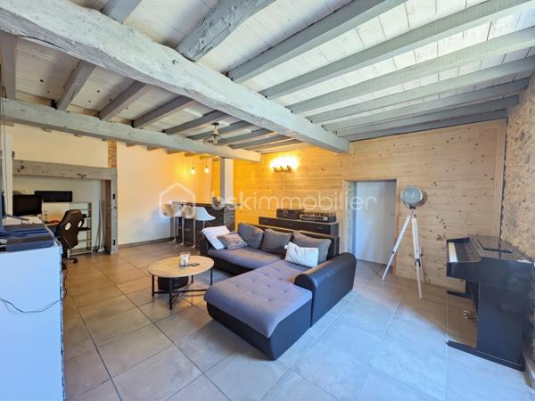 Avec une  rénovation déjà engagée, à finaliser selon vos envies, découvrez ce bien situé à seulement 10 minutes de Mirande et 25 minutes d'Auch.
Cette maison du début du XIXe siècle a déjà fait l’objet d’un début de rénovation, laissant aujourd’hui la possibilité aux futurs acquéreurs de terminer le projet à leur goût.

Elle développe environ 150 m² habitables et conserve de nombreux éléments de caractère : pierre apparente, poutres, cheminées et des volumes intéressants. Les murs en pierre de près de 60 cm d'épaisseur apportent tout le cachet et l'inertie thermique recherchés dans les maisons anciennes.

Au rez-de-chaussée : Un hall d'entrée, une grande pièce de vie avec cuisine ouverte, un salon avec cheminée, des WC séparés et un garage carrelé.
À l’étage : Trois chambres, une salle d'eau et un espace complémentaire à repenser.

EXTERIEURS ET DEPENDANCES :

Parcelle de 930 m² organisée autour de la maison, avec jardin en façade et sur le côté, un hangar (+80 m2), et 3 petits espaces de rangement extérieurs


INFORMATIONS TECHNIQUES :

- Toiture remaniée
- Combles isolés
- Fibre installée
- Panneaux rayonnants électriques avec programmateurs neufs
- DPE D


TRAVAUX A PRÉVOIR :

- Remplacement des menuiseries (simple vitrage)
- Assainissement individuel (non conforme)
- Mise à niveau de l'installation électrique
- Finitions




MAISON IDEALE POUR :

- Un projet de résidence principale personnalisée
- Un projet de rénovation
- Les amoureux de l’ancien
- Primo-accédants


LE PLUS : 

Une base déjà partiellement rénovée qui permet de se projeter tout en gardant la liberté d’aménager selon ses envies.
Taxe foncière de 914 € seulement !

📞 Une visite s’impose pour en apprécier tout le potentiel ! Contactez Christel Sonet-Pambrun au 06.10.85.50.94     (Visite virtuelle sur demande)