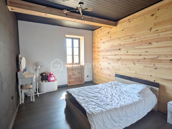 Avec une  rénovation déjà engagée, à finaliser selon vos envies, découvrez ce bien situé à seulement 10 minutes de Mirande et 25 minutes d'Auch.
Cette maison du début du XIXe siècle a déjà fait l’objet d’un début de rénovation, laissant aujourd’hui la possibilité aux futurs acquéreurs de terminer le projet à leur goût.

Elle développe environ 150 m² habitables et conserve de nombreux éléments de caractère : pierre apparente, poutres, cheminées et des volumes intéressants. Les murs en pierre de près de 60 cm d'épaisseur apportent tout le cachet et l'inertie thermique recherchés dans les maisons anciennes.

Au rez-de-chaussée : Un hall d'entrée, une grande pièce de vie avec cuisine ouverte, un salon avec cheminée, des WC séparés et un garage carrelé.
À l’étage : Trois chambres, une salle d'eau et un espace complémentaire à repenser.

EXTERIEURS ET DEPENDANCES :

Parcelle de 930 m² organisée autour de la maison, avec jardin en façade et sur le côté, un hangar (+80 m2), et 3 petits espaces de rangement extérieurs


INFORMATIONS TECHNIQUES :

- Toiture remaniée
- Combles isolés
- Fibre installée
- Panneaux rayonnants électriques avec programmateurs neufs
- DPE D


TRAVAUX A PRÉVOIR :

- Remplacement des menuiseries (simple vitrage)
- Assainissement individuel (non conforme)
- Mise à niveau de l'installation électrique
- Finitions




MAISON IDEALE POUR :

- Un projet de résidence principale personnalisée
- Un projet de rénovation
- Les amoureux de l’ancien
- Primo-accédants


LE PLUS : 

Une base déjà partiellement rénovée qui permet de se projeter tout en gardant la liberté d’aménager selon ses envies.
Taxe foncière de 914 € seulement !

📞 Une visite s’impose pour en apprécier tout le potentiel ! Contactez Christel Sonet-Pambrun au 06.10.85.50.94     (Visite virtuelle sur demande)