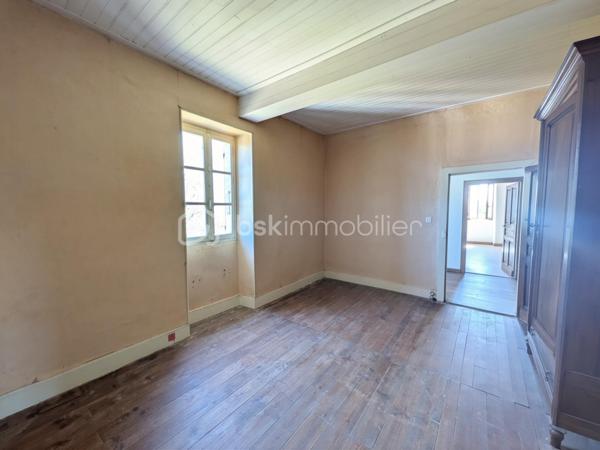 Avec une  rénovation déjà engagée, à finaliser selon vos envies, découvrez ce bien situé à seulement 10 minutes de Mirande et 25 minutes d'Auch.
Cette maison du début du XIXe siècle a déjà fait l’objet d’un début de rénovation, laissant aujourd’hui la possibilité aux futurs acquéreurs de terminer le projet à leur goût.

Elle développe environ 150 m² habitables et conserve de nombreux éléments de caractère : pierre apparente, poutres, cheminées et des volumes intéressants. Les murs en pierre de près de 60 cm d'épaisseur apportent tout le cachet et l'inertie thermique recherchés dans les maisons anciennes.

Au rez-de-chaussée : Un hall d'entrée, une grande pièce de vie avec cuisine ouverte, un salon avec cheminée, des WC séparés et un garage carrelé.
À l’étage : Trois chambres, une salle d'eau et un espace complémentaire à repenser.

EXTERIEURS ET DEPENDANCES :

Parcelle de 930 m² organisée autour de la maison, avec jardin en façade et sur le côté, un hangar (+80 m2), et 3 petits espaces de rangement extérieurs


INFORMATIONS TECHNIQUES :

- Toiture remaniée
- Combles isolés
- Fibre installée
- Panneaux rayonnants électriques avec programmateurs neufs
- DPE D


TRAVAUX A PRÉVOIR :

- Remplacement des menuiseries (simple vitrage)
- Assainissement individuel (non conforme)
- Mise à niveau de l'installation électrique
- Finitions




MAISON IDEALE POUR :

- Un projet de résidence principale personnalisée
- Un projet de rénovation
- Les amoureux de l’ancien
- Primo-accédants


LE PLUS : 

Une base déjà partiellement rénovée qui permet de se projeter tout en gardant la liberté d’aménager selon ses envies.
Taxe foncière de 914 € seulement !

📞 Une visite s’impose pour en apprécier tout le potentiel ! Contactez Christel Sonet-Pambrun au 06.10.85.50.94     (Visite virtuelle sur demande)