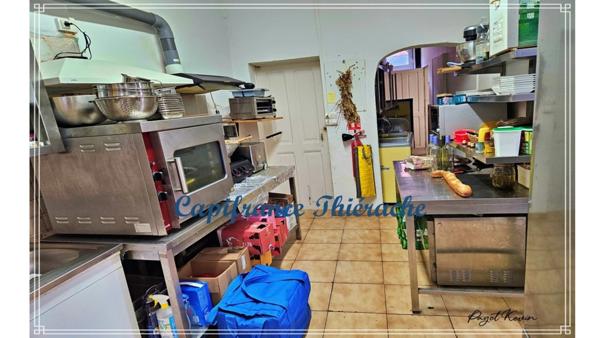 Immeuble composé d'une habitation et d'un commerce bar