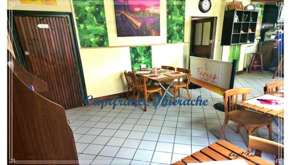 Immeuble composé d'une habitation et d'un commerce bar