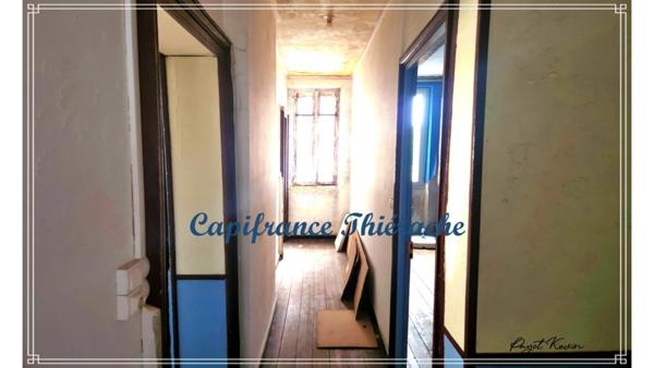 Immeuble composé d'une habitation et d'un commerce bar