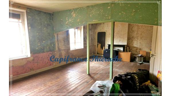 Immeuble composé d'une habitation et d'un commerce bar