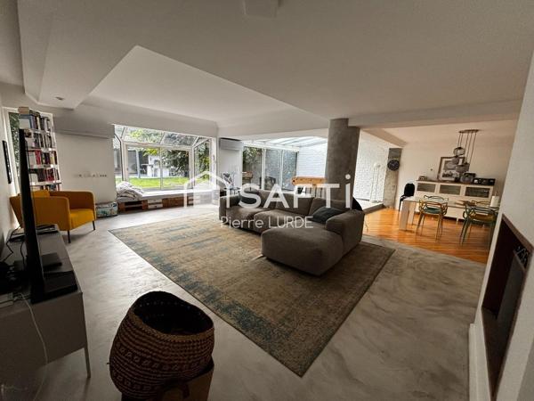 Maison de ville de 230 m2 avec garage et piscine