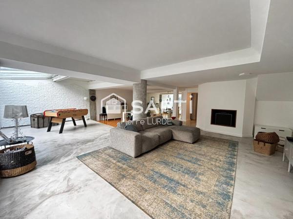 Maison de ville de 230 m2 avec garage et piscine
