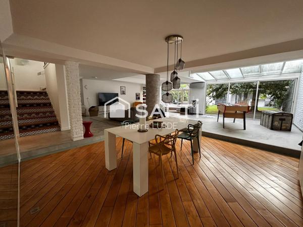 Maison de ville de 230 m2 avec garage et piscine