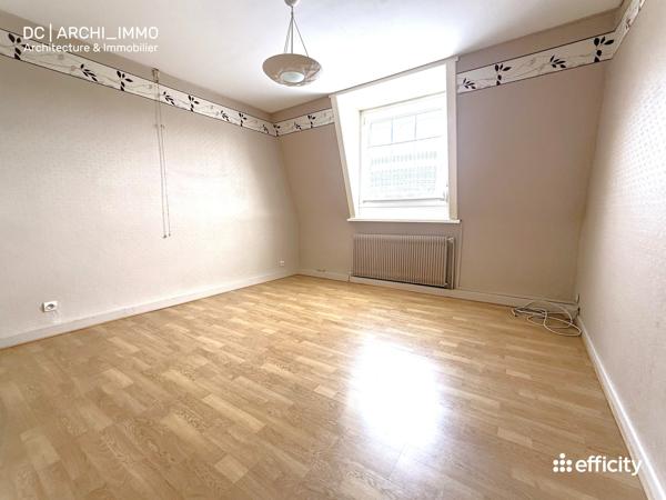 Immeuble
         6 pièces
        - 345 m² 339 000 € *