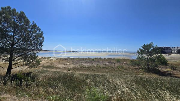🌊 CARNAC – À seulement 100 m de la plage du Men Du !
Un emplacement exceptionnel pour profiter de la mer à pied !
Découvrez cette charmante maison de 56 m² en impasse, située dans l'un des secteurs les plus recherchés de Carnac, à seulement 100 mètres de la plage du Men Du.
Elle offre :
✅ Une pièce de vie lumineuse avec cuisine ouverte.
✅ 3 chambres, dont une au rez-de-chaussée.
✅ Une salle d'eau.
✅ Un WC indépendant.
✅ Un jardin pour profiter des journées ensoleillées.

Que vous recherchiez une résidence principale, une maison de vacances ou un investissement locatif, ce bien saura vous séduire par son emplacement privilégié et sa proximité immédiate avec la plage.
Les atouts :

Plage accessible à pied en moins de 2 minutes.
Secteur calme et recherché.
Espace extérieur.
3 chambres, un véritable atout pour une maison de cette superficie.

📞 Une visite s'impose ! Contactez-moi dès maintenant pour découvrir ce bien rare sur le secteur.
Baptiste TANGUY
Mandataire immobilier – BSK Immobilier