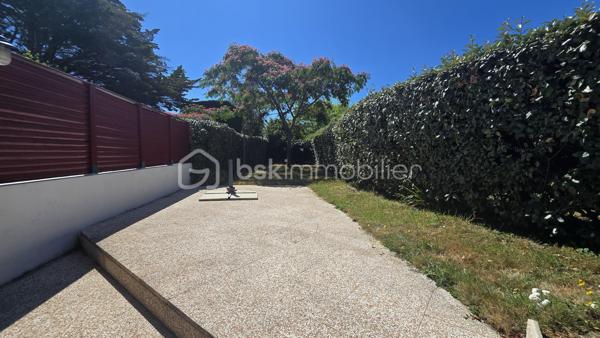 🌊 CARNAC – À seulement 100 m de la plage du Men Du !
Un emplacement exceptionnel pour profiter de la mer à pied !
Découvrez cette charmante maison de 56 m² en impasse, située dans l'un des secteurs les plus recherchés de Carnac, à seulement 100 mètres de la plage du Men Du.
Elle offre :
✅ Une pièce de vie lumineuse avec cuisine ouverte.
✅ 3 chambres, dont une au rez-de-chaussée.
✅ Une salle d'eau.
✅ Un WC indépendant.
✅ Un jardin pour profiter des journées ensoleillées.

Que vous recherchiez une résidence principale, une maison de vacances ou un investissement locatif, ce bien saura vous séduire par son emplacement privilégié et sa proximité immédiate avec la plage.
Les atouts :

Plage accessible à pied en moins de 2 minutes.
Secteur calme et recherché.
Espace extérieur.
3 chambres, un véritable atout pour une maison de cette superficie.

📞 Une visite s'impose ! Contactez-moi dès maintenant pour découvrir ce bien rare sur le secteur.
Baptiste TANGUY
Mandataire immobilier – BSK Immobilier