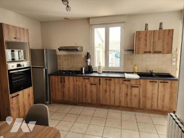 Maison (74m²) rénovée de 4 pièces principales avec garage et jardin :
- Entrée, salle d'eau, sa...